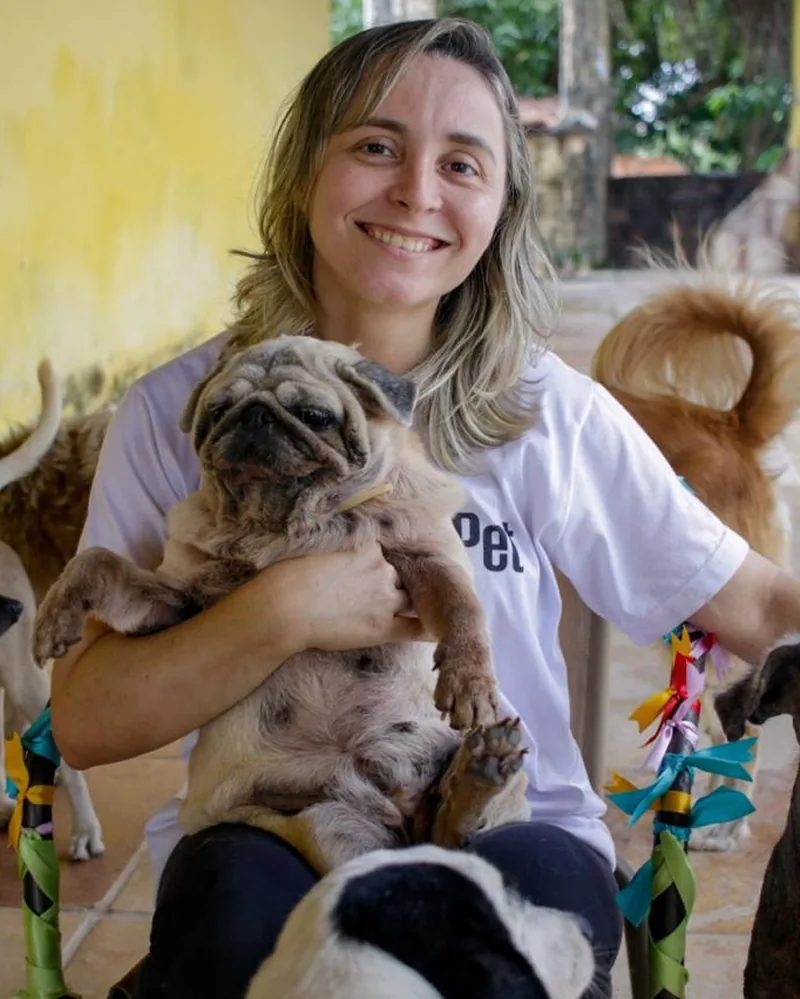Lindoneide, fundadora do Instituto Causa Pet, com pets do lar temporário