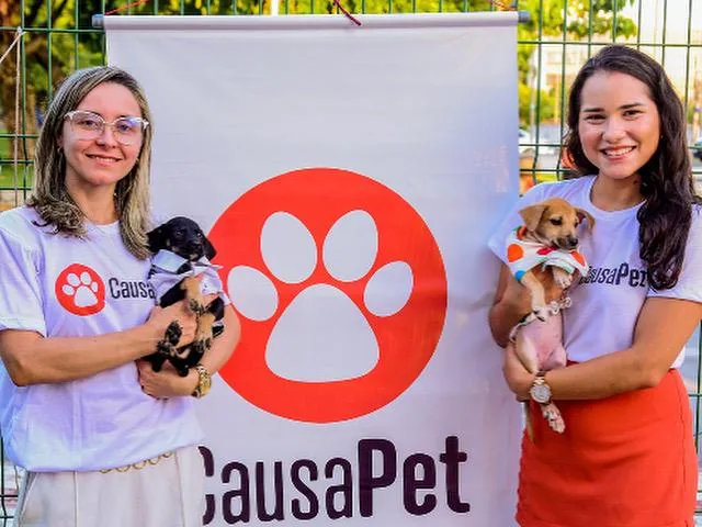 Equipe da Causa Pet com filhotes para adoção